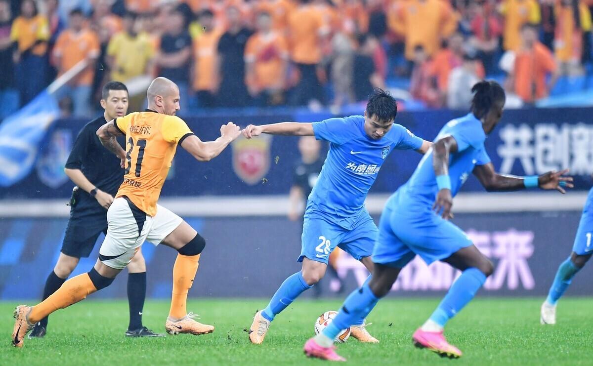 阿扎伦卡重返赛场，险胜首场状态出色，西班牙队观众沸腾！